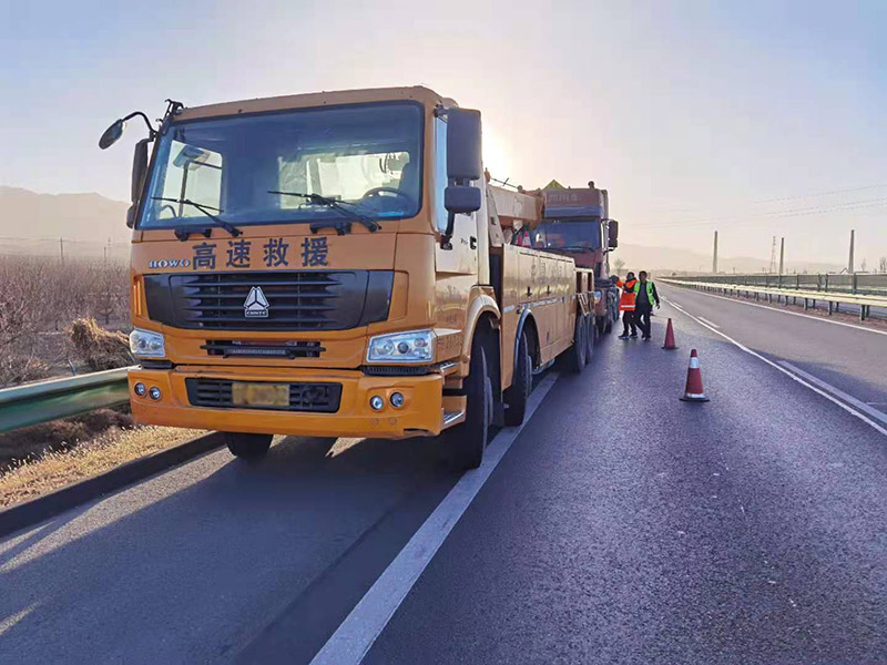 囊謙汽車雪地困境救援：專業團隊緊急行動，為您解決出行難題
